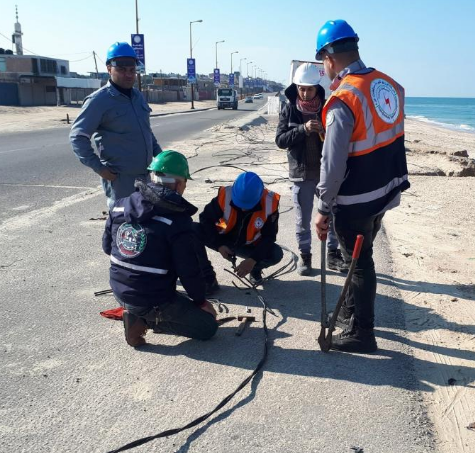 إعادة تأهيل إنارة جسر وادي غزة غرب النصيرات